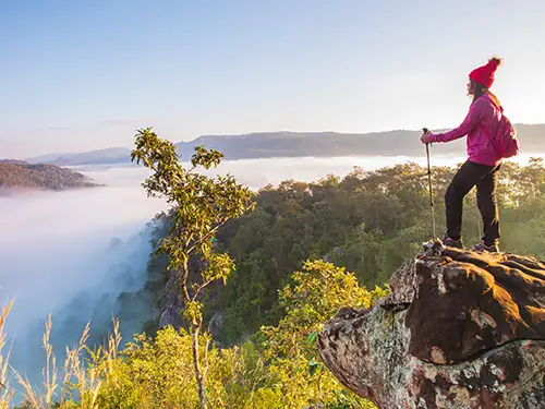 Fille en randonnée dans les montagnes