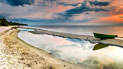 Plage au coucher du soleil