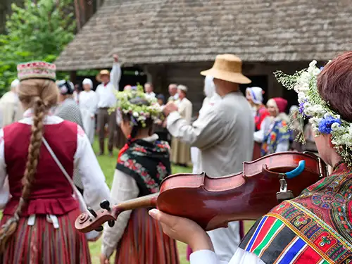 Hommes et femmes en tenues traditionnelles