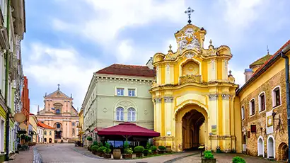 Ruelle de Vilnius avec bâtiment jaune