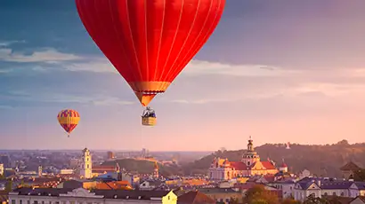 Montgolfières au-dessus de la ville