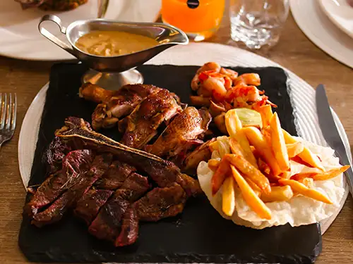 Assiette avec viande et frites