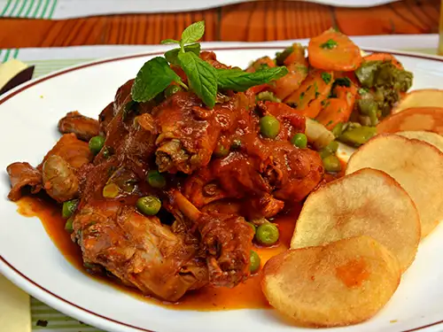 Assiette avec viande, pommes de terre et petits pois