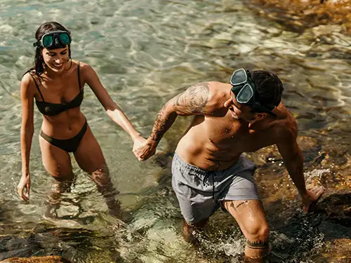 Couple qui se baigne dans les eaux transparentes