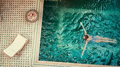 Femme qui nage dans une piscine dans un riad