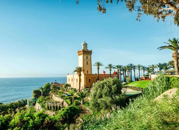 Vue sur la mer à Tanger avec palmiers