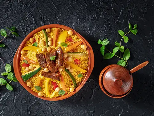 Assiette avec semoule viande et légumes