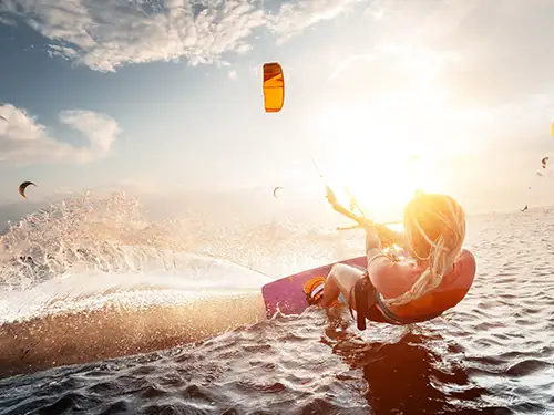 Fille qui fait du kite surf