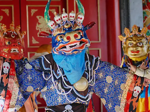 Costumes avec masques animaux et diable