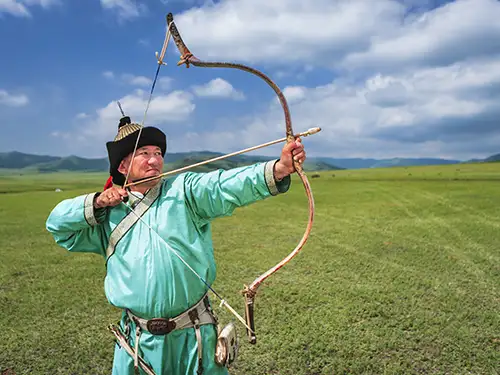 Homme qui tire à l'arc dans les steppes