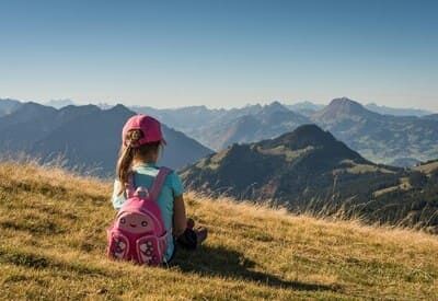 Fillette de dos à la montagne