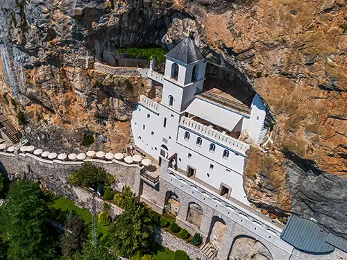 Monastère d'Ostrog dans une falaise