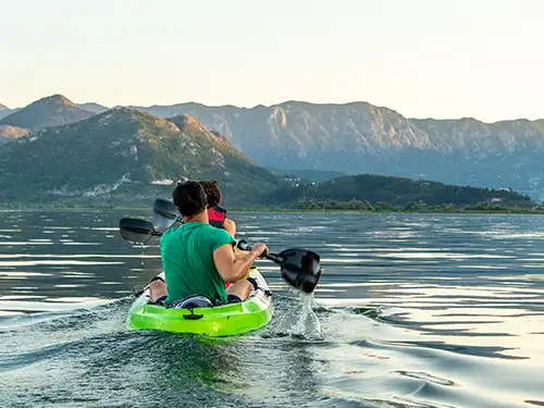 Couple faisant du kayak sur un lac