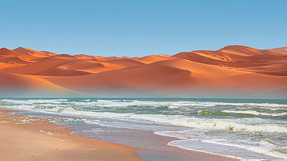 Vagues et dunes de sable en arrière plan