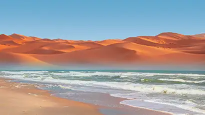 Vagues et dunes de sable en arrière plan