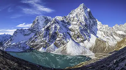 Montagnes enneigées devant un lac
