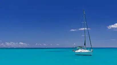 bateau sur l'eau turquoise
