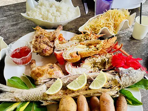 Assiette avec poisson et langoustes