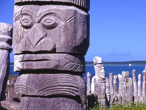 Statues sculptées dans du bois