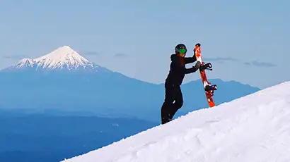 Snowboarder sur la neige