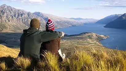 Couple assis de dos avec vue sur un lac