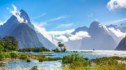 Montagnes en arrière plan et étendue d'eau au premier plan