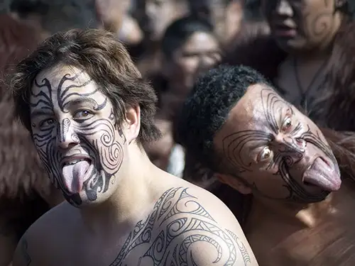 Hommes avec tatouages sur le visage