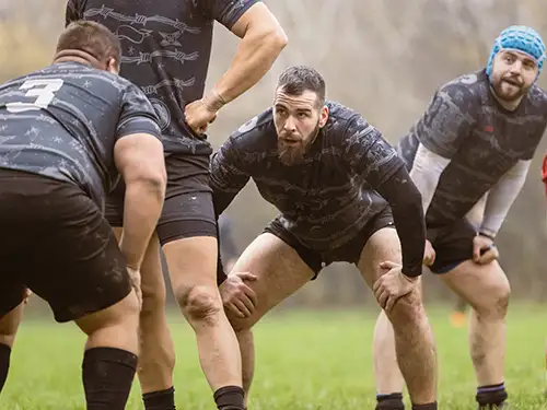Rugbymen sur un terrain
