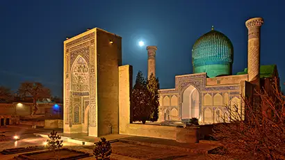 Bâtiment éclairé avec mosaïques