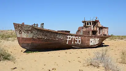 Epave de bateau sur le sable