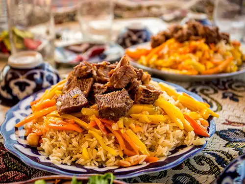 Assiette avec du riz, de la viande et des carottes