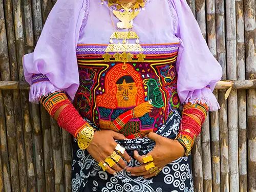 Femme en tenue traditionnelle avec broderies colorées