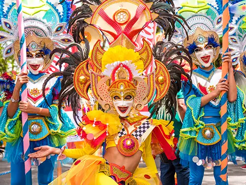 Masques colorés lors d'un carnaval
