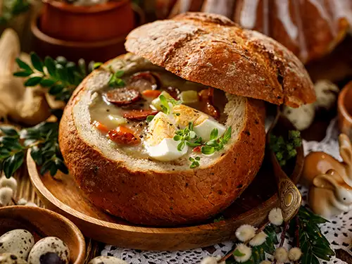 Pain garni d'un plat en sauce avec viande et oeufs
