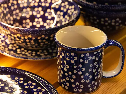 Vaisselle en céramique bleue avec fleurs blanches