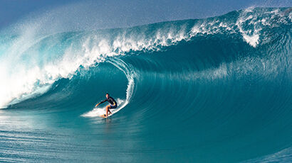 Surfeur sur une grande vague