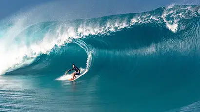 Surfeur sur une grande vague