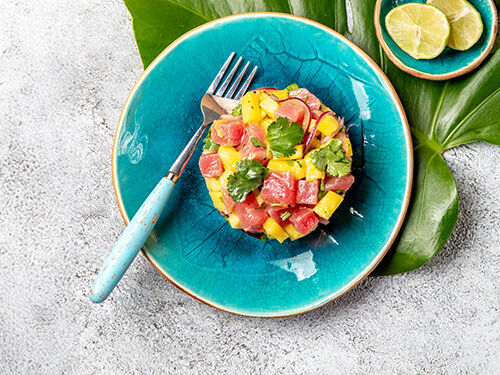 Assiette avec un tartare de thon