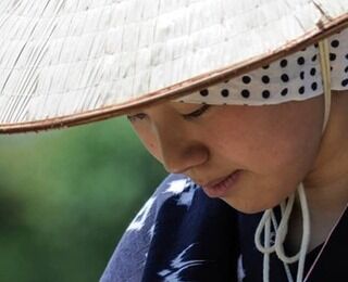 Femme avec chapeau conique