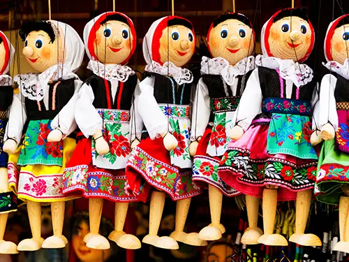 Marionnettes en tenue traditionnelle