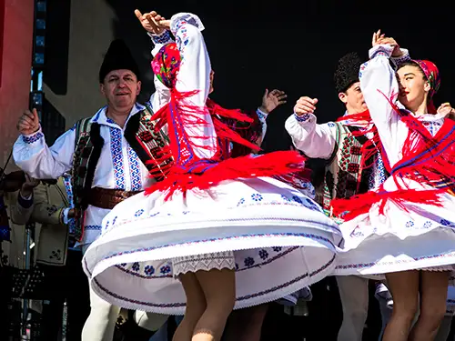 Hommes et femmes qui dansent en tenue traditionnelle