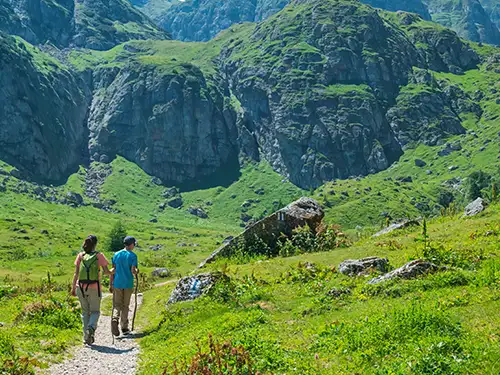 Couple en randonnée dans les montagnes