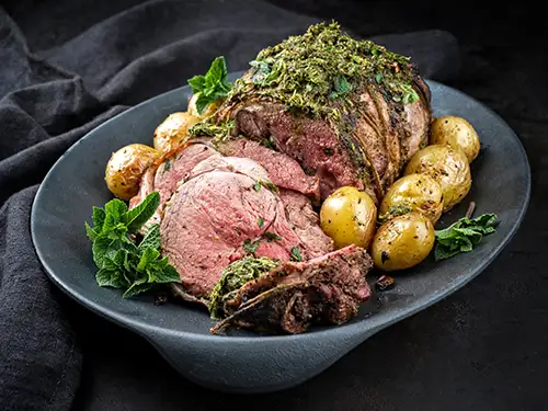 Assiette avec viande et pommes de terre