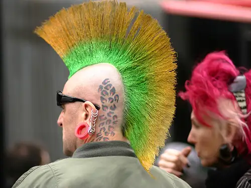Punk avec crête jaune et verte