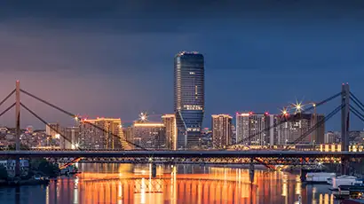 Ville de Belgrade avec les immeubles de nuit