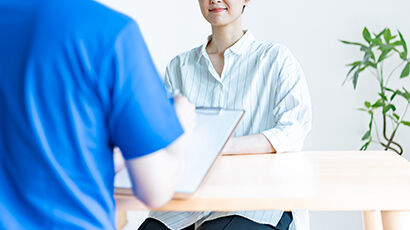 Chef qui prépare un sushi