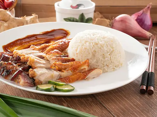 Assiette avec poulet et riz