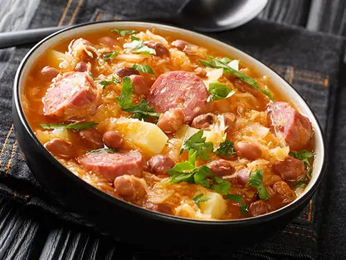 Plat avec saucisse, pomme de terre et haricots blancs