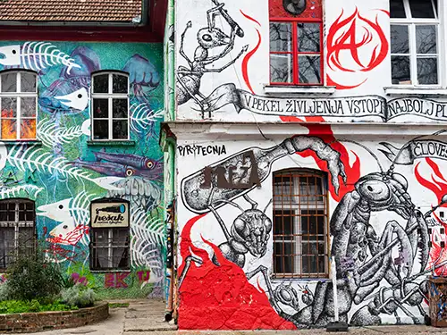 Façades recouvertes de street art coloré
