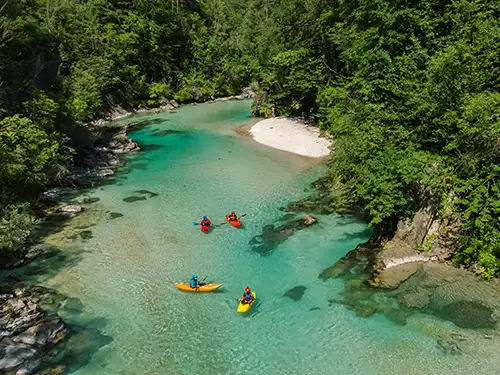 4 kayaks dans les eaux turquoise